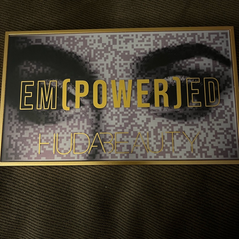 Huda Beauty Empowered eyeshadow palette - New!